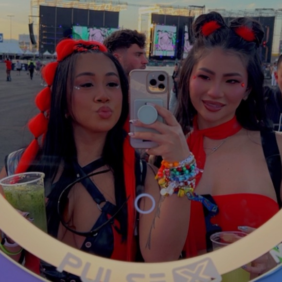 MEET YOUR POSHER. - Picture 4 of 6